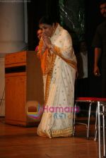 Lata Mangeshkar at Hridayesh Festival in Shanmukhanand, Sion on 26th Oct 2010 (18).JPG